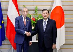 　会談前に握手するオーストリアのファンデアベレン大統領（左）と石破首相＝２１日午後、首相官邸