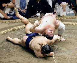　宇良（上）が伝え反りで高安を破る＝両国国技館