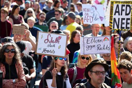 　極右と称される「ドイツのための選択肢」の活動禁止を求めるデモ＝１１日、ベルリン（ロイター＝共同）