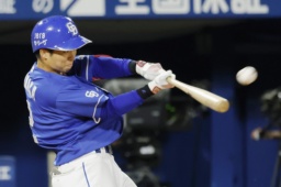 　９回中日１死、田中が左越えに勝ち越しソロを放つ＝横浜