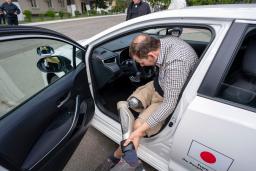 　ウクライナに寄贈された特別仕様の乗用車を運転した負傷兵のドミトロさん＝２１日、キーウ（共同）