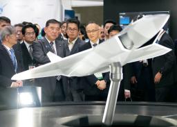 防衛装備や兵器の見本市「DSEI Japan」を視察する石破首相(前列左から2人目)=22日午前、千葉市