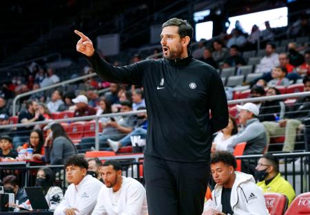 米プロNBA下部Gリーグ、スパーズで指揮を執るペータル・ボジッチ氏=2021年11月、米テキサス州エディンバーグ(NBAE・ゲッティ=共同)