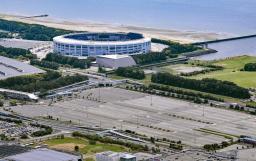 　ＺＯＺＯマリンスタジアム（左上）と幕張メッセ駐車場＝１５日、千葉市