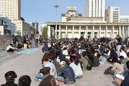 　モンゴルの首都ウランバートルの広場で行われたオユーンエルデネ首相に辞任を求める抗議デモ＝２１日（共同）