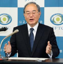 　記者会見する公取委の茶谷栄治委員長＝２２日午後、東京都千代田区