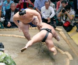 　大の里がはたき込みで伯桜鵬を下す＝両国国技館