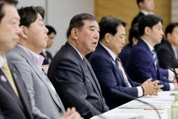 　政労使会議であいさつする石破首相＝２２日午後、首相官邸