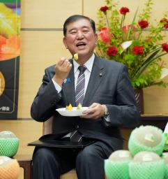 茨城県鉾田市のメロンを試食する石破首相=22日午後、首相官邸