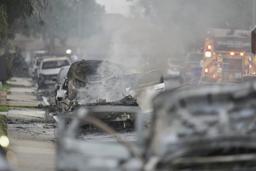 　セスナ機が墜落し、損傷した車両＝２２日、米サンディエゴ（ＡＰ＝共同）
