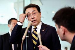 　米国への出発前、取材に応じる赤沢経済再生相＝２３日午前、羽田空港