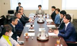 　衆院法務委の理事懇談会に臨む与野党の理事＝２３日午前、国会