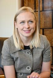 　取材に応じるフィンランドのバルトネン外相＝２２日、ヘルシンキ（共同）