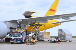 　大規模量産設備で造られた廃食用油由来の航空機用再生燃料を、貨物機に給油する作業＝２３日午前、愛知県常滑市の中部国際空港