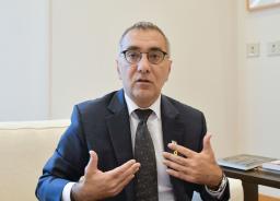 　インタビューに答えるイスラエルのコーヘン駐日大使