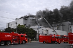　火災のあった工場に集まる消防車＝２３日午後６時３５分、東京都大田区