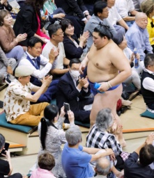 　優勝を決め引き揚げる大の里。横綱昇進を確実にした＝両国国技館