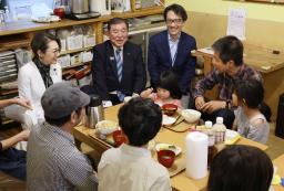 子ども食堂を視察する石破首相(奥左から2人目)=23日午後、東京都板橋区(代表撮影)