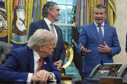 　トランプ大統領（手前）らとホワイトハウスの執務室で話すヘグセス米国防長官（右）＝２３日、ワシントン（ＡＰ＝共同）