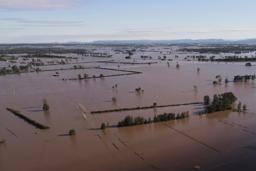 　２４日、オーストラリア東部ニューサウスウェールズ州の洪水被害に遭った地域（ロイター＝共同）