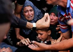 　イスラエル軍の空爆で死亡したパレスチナ人の葬儀に参列する弔問客ら＝２３日、ハンユニス（ロイター＝共同）