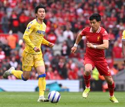 　クリスタルパレス戦で攻め込むリバプールの遠藤。左はクリスタルパレスの鎌田＝リバプール（共同）