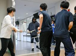 　大阪教育大付属池田小で実施された不審者の侵入を想定した訓練＝２６日午後、大阪府池田市