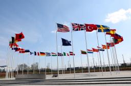 　北大西洋条約機構（ＮＡＴＯ）加盟国の旗＝ブリュッセルのＮＡＴＯ本部（ロイター共同）