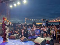 　フィリピン・パラワン島北部エルニド沖で、停泊した船の甲板で開かれた出発前コンサート。日本人歌手も出演した＝２６日（共同）