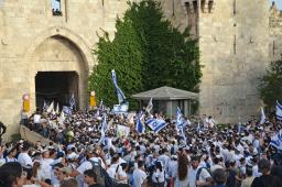 　２６日、エルサレム旧市街のダマスカス門に集まった人たち（共同）