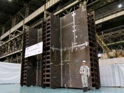 　ルーマニアで建設計画が進む小型モジュール炉の壁の試作品＝２７日、横浜市磯子区のＩＨＩ横浜工場