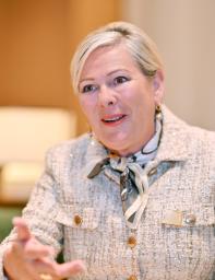 　インタビューに答えるアイスランドのハッラ・トーマスドッティル大統領＝２７日、東京都新宿区