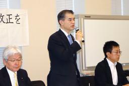 　再審制度の早期見直しを求める超党派議連の総会であいさつする柴山昌彦会長（中央）＝２８日午前、国会