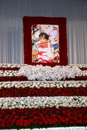 　祭壇に飾られた楳図かずおさんの遺影＝２８日、東京都内