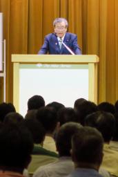 　参院選候補予定者の会合であいさつする自民党の森山幹事長＝２８日午後、那覇市