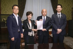 　選択的夫婦別姓制度導入に向けた民法改正案を衆院事務総長（右から２人目）に提出する国民民主党の議員ら＝２８日午後、国会