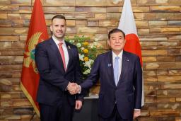 　モンテネグロのスパイッチ首相（左）と握手する石破首相＝２８日、首相官邸（内閣広報室提供）