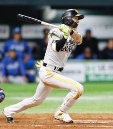 　９回ソフトバンク２死二塁、周東が右越えにサヨナラ二塁打を放つ＝みずほペイペイドーム