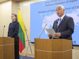 　会談後に記者会見する中谷防衛相（右）とリトアニアのシャカリエネ国防相＝２８日午後、防衛省