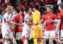　試合を終え、浦和の選手と健闘をたたえ合うＣ大阪・香川（８）＝埼玉スタジアム