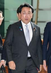 　首相官邸に入る赤沢経済再生相＝２９日午前