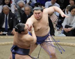 　大相撲夏場所千秋楽、豊昇龍（左）を攻める大の里＝２５日、両国国技館