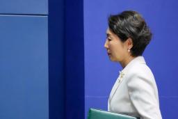 　記者会見を終え、引き揚げる中国外務省の毛寧報道局長＝２９日、北京（共同）