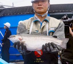 　愛知県知多市で水揚げされた、陸上養殖したトラウトサーモン＝２９日午前