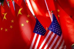 　米国と中国の国旗（ＡＰ＝共同）