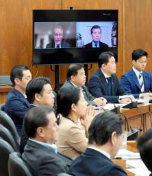 　国会初となるオンラインでの参考人質疑が実施された衆院安全保障委。モニターの左から米在住のケビン・メア元米国務省日本部長、ジョージワシントン大准教授のマイク・モチヅキ氏＝３０日午前