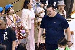 　大相撲春巡業で、館内を歩く先発担当の宮城野親方（右）＝４月、神奈川県秦野市