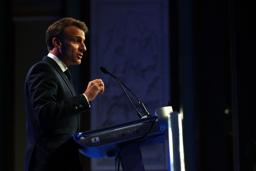 　３０日、シンガポールでのアジア安全保障会議で基調講演するフランスのマクロン大統領（ゲッティ＝共同）