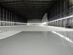 　福島第１原発の１０棟目のがれき貯蔵庫の内部＝４月（東京電力提供）