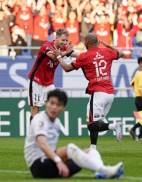 　浦和―横浜ＦＣ　後半、決勝ゴールを決め祝福される浦和・グスタフソン（左）＝埼玉スタジアム